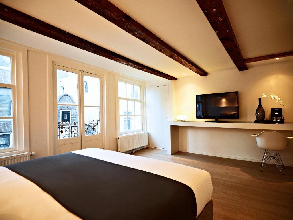 Ams Hotel